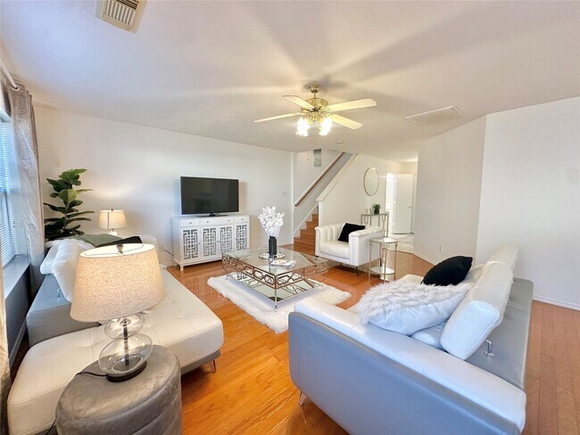 Building Photo - 8223 Golf Green Cir