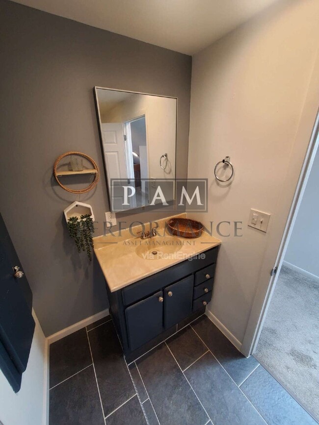 Building Photo - 2829 S Howell Ave