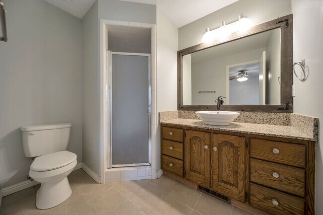 Building Photo - Spacious 4 Bed, 3 Bath Pet-Friendly Home w...