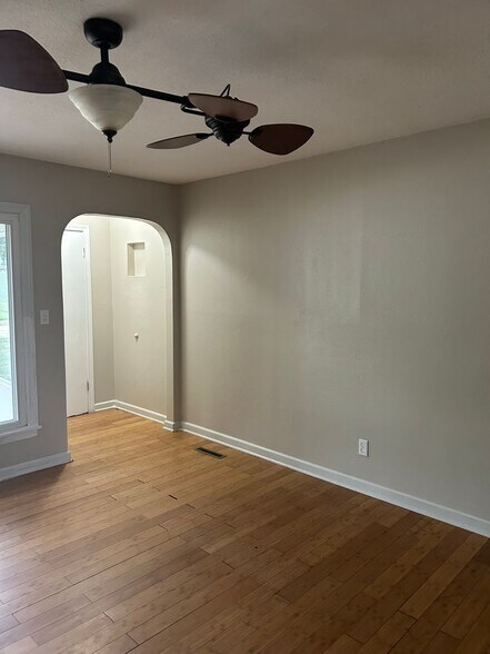 Building Photo - 2520 S twin Oaks St