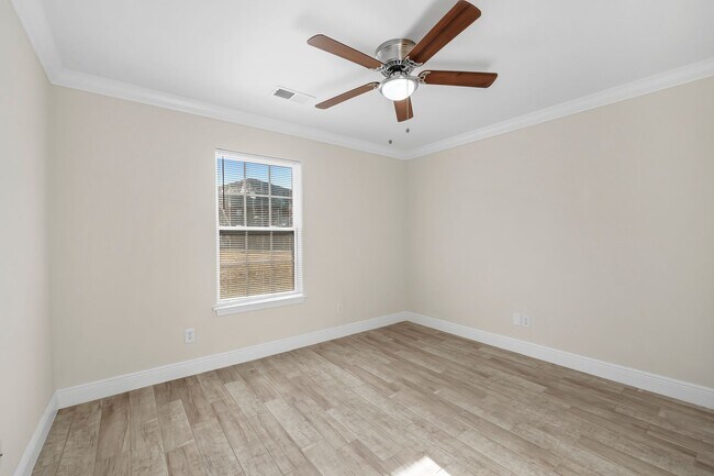 Building Photo - Crown Moulding********* Renovated 3 Bedroom 2 Bath********* Granite Countertops