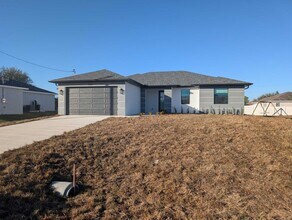 Building Photo - 4224 NE 22nd Pl