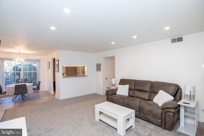 Building Photo - 33 Dogwood Ln