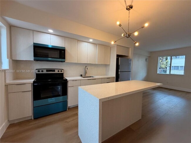 Building Photo - 1904 SW 17th Ave