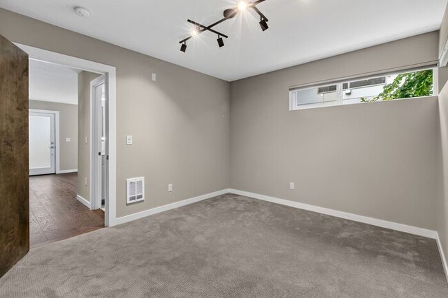 Building Photo - Trendy West Seattle Townhome w/Air Conditioning and Rooftop Deck