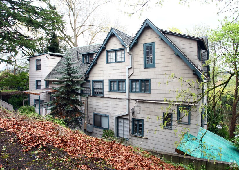 Building Photo - 2211 NE 50th St
