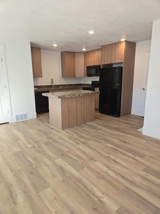 Building Photo - 2 bedroom 2.5 bath townhome