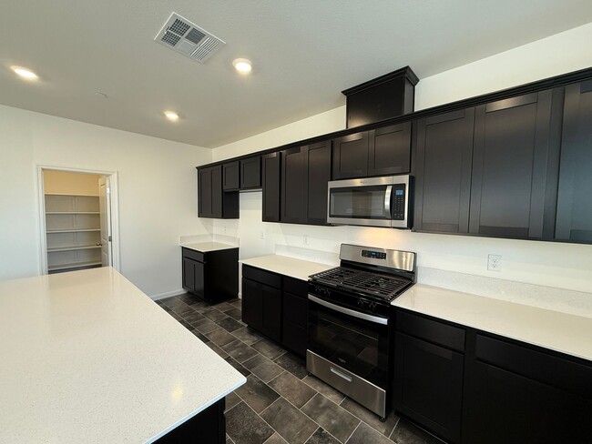 Building Photo - Brand NEW single story home in Hughson!