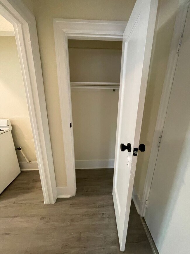 Building Photo - ECHO PARK studio ready to move in!!! Locat...