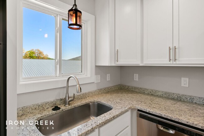 Building Photo - Beautiful Two-Bedroom Compact Cottage in S...