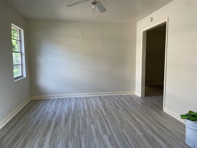 Building Photo - 1417 W Talmage St