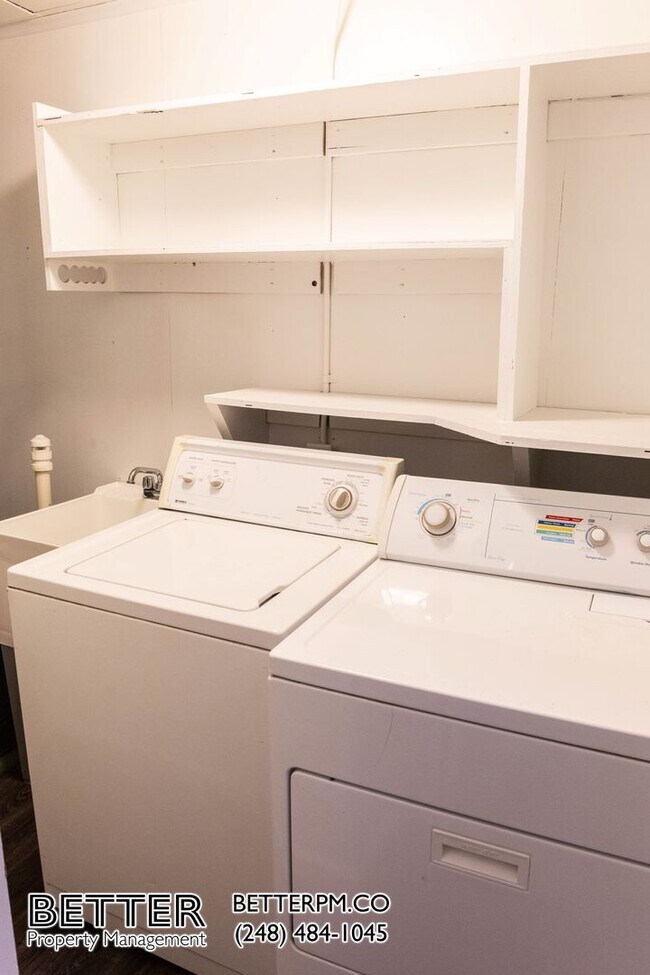 Building Photo - Tastefully Updated 2 Bedroom Home with Garage