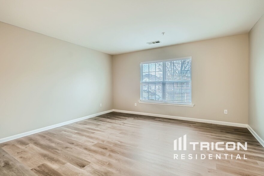 Building Photo - 383 Roseglen Dr NW