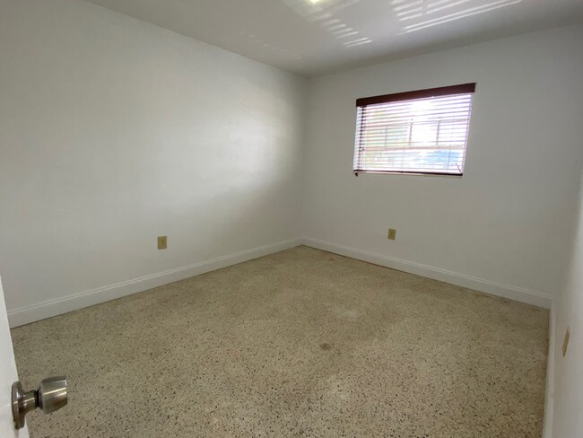 Building Photo - 931 SW 71st Ave
