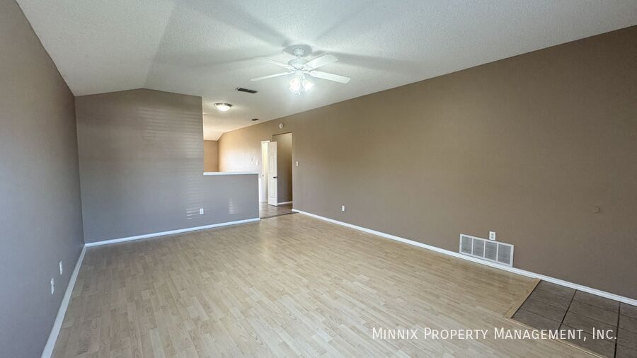 Building Photo - 525 N Iola Ave