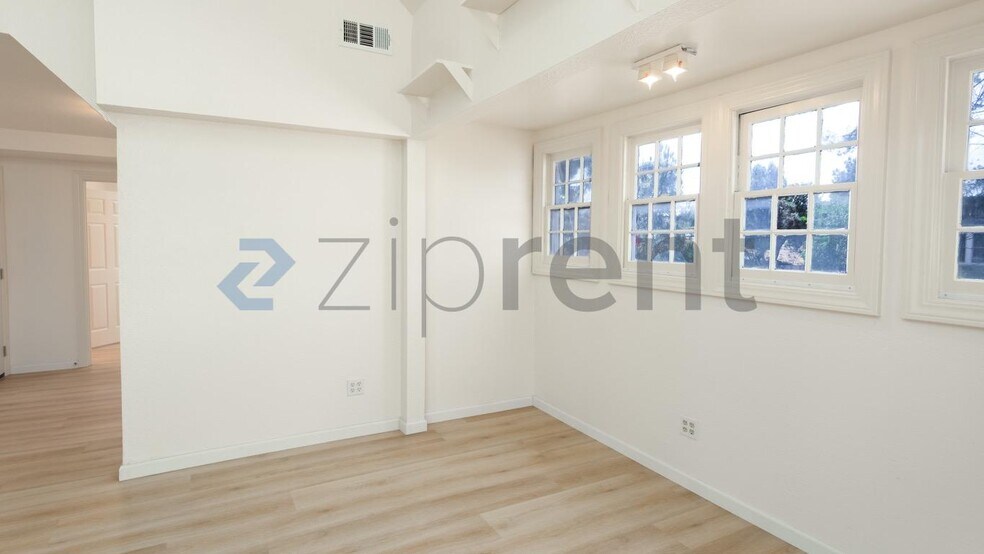 Building Photo - Unit 4