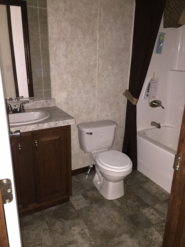 Building Photo - Renovated 2-Bed, 1-Bath Mobile Home