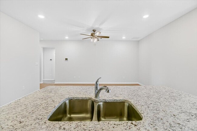 Building Photo - 1626 Comfy Wy