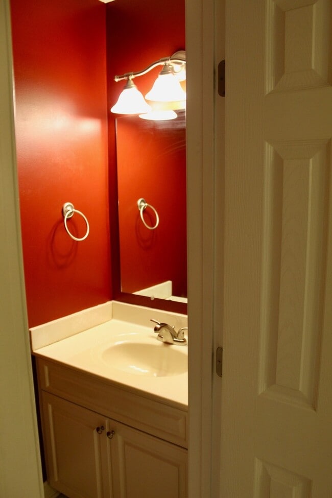 Building Photo - Large Townhome with a garage for rent! Lar...