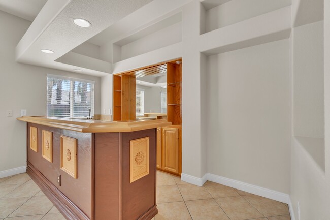 Building Photo - LUXORY 5 BEDROOM 3 1/2 BATH HOME LOCATED I...