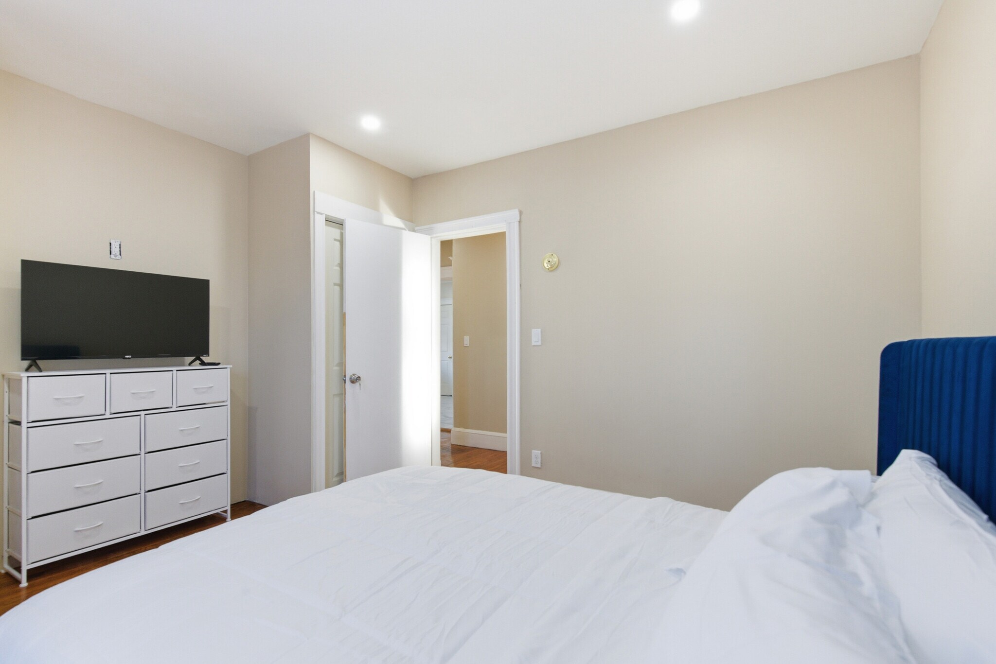 Building Photo - 706 Metropolitan Ave