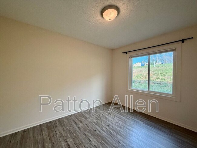 Building Photo - 23 Dawnwood Cir