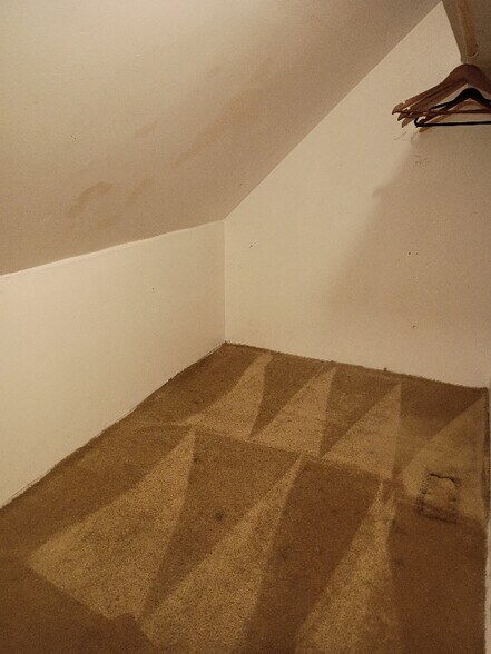 Building Photo - 547 NE Knott St