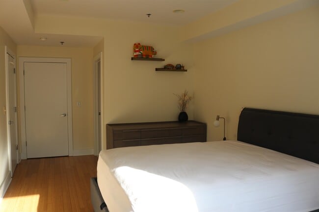 Building Photo - 636 5th St