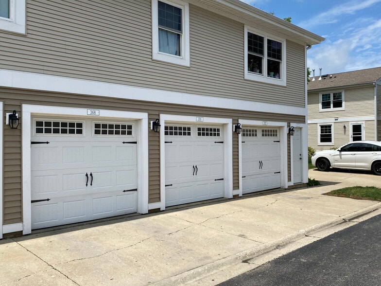 Garage - 368 Farmingdale Cir