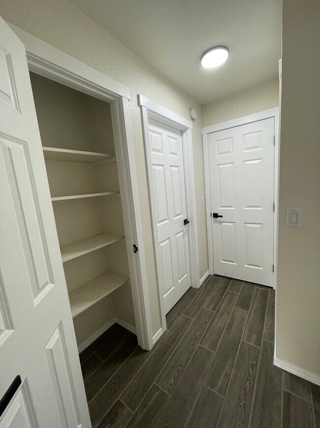 Building Photo - 651 Radey St, 102