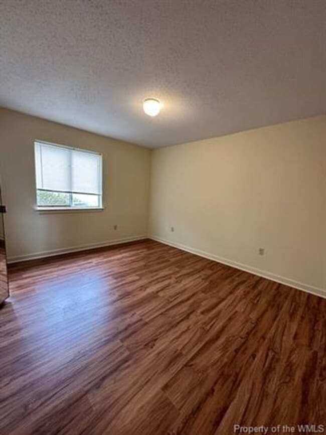 Building Photo - 2 Bed 1 Bath Condo