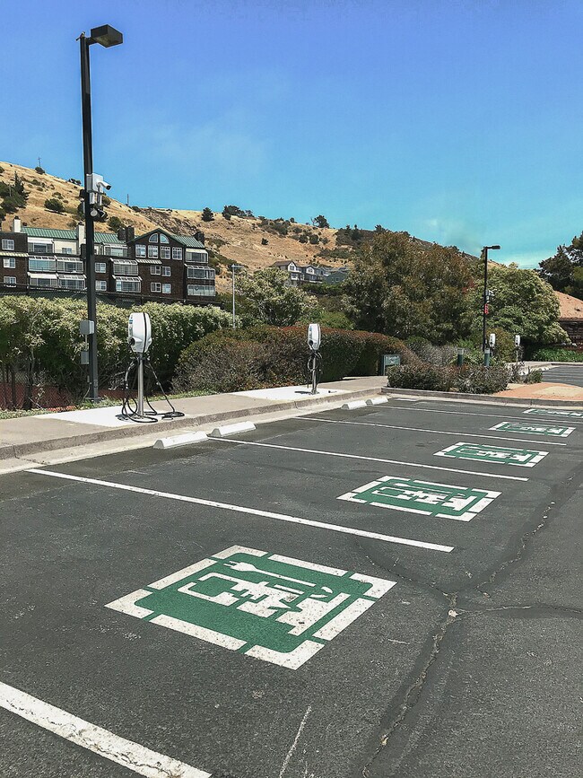 Building Photo - 1400 Pinnacle Ct