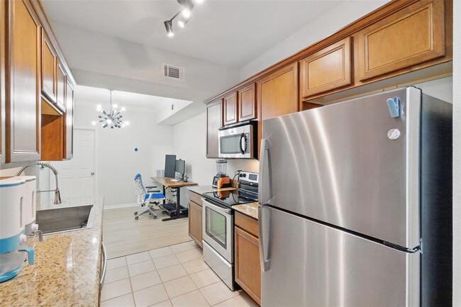 Building Photo - 2255 Braeswood Park Dr