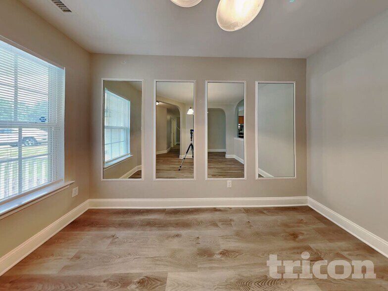 Building Photo - 3009 Softwind Dr
