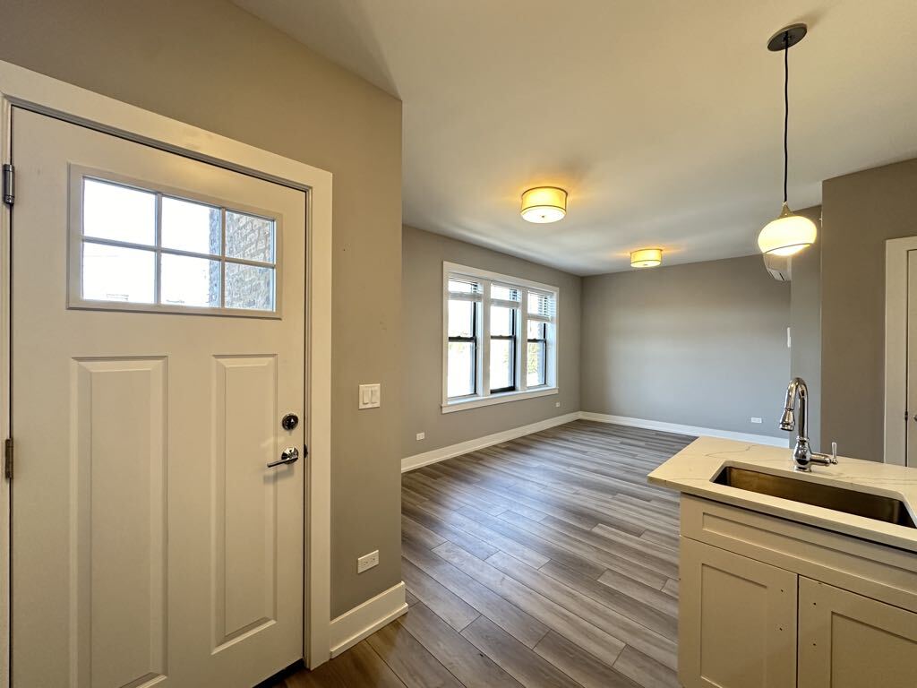 Building Photo - 3934 N Janssen Ave