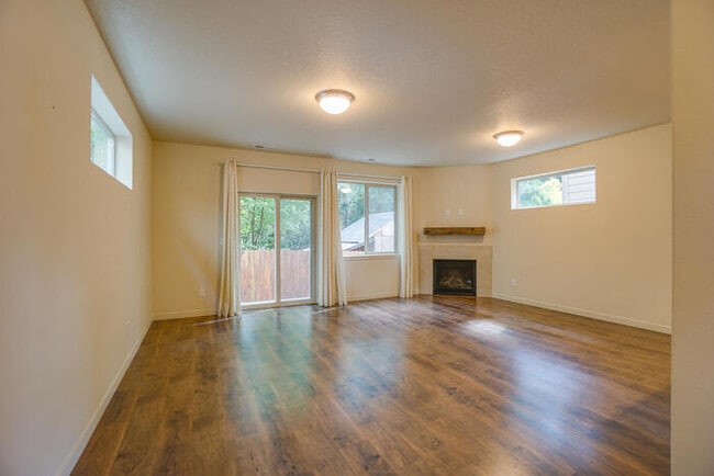 Building Photo - THREE BEDROOM HOUSE