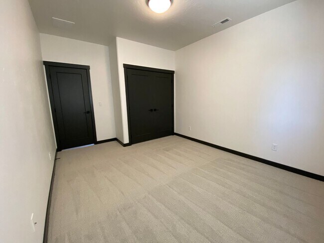 Building Photo - Close to Micron, 3 Bedroom 3 bath w/ a Mil...