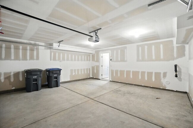 Building Photo - Brand-new three-story townhome in the Univ...