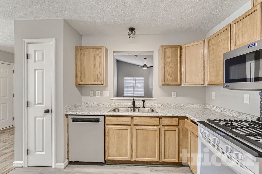 Building Photo - 270 Hayward Ln