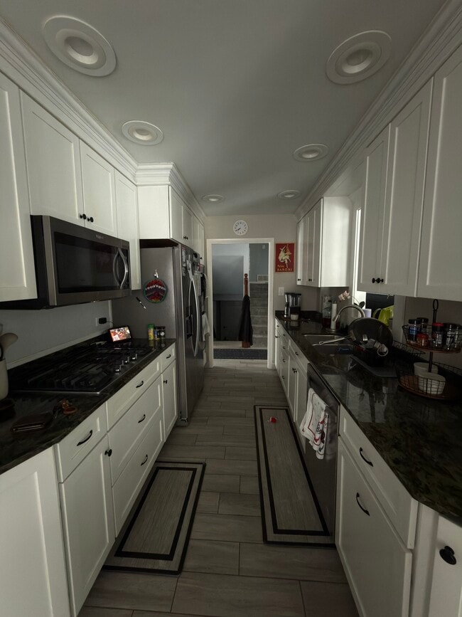 Building Photo - 560 Glen Pl