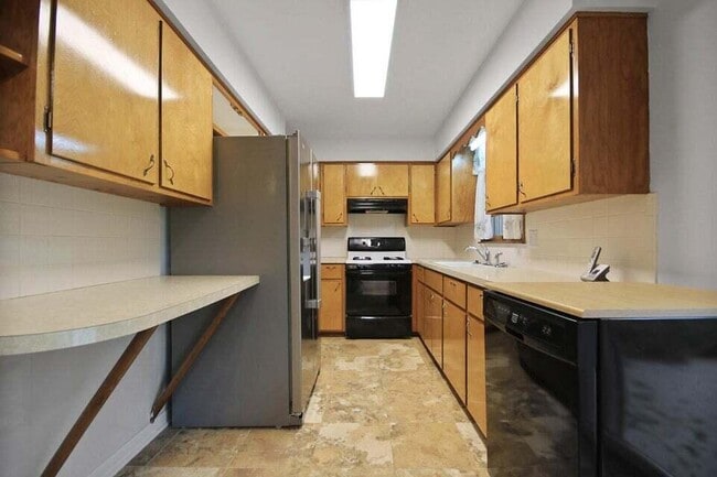 Building Photo - 3205 Pioneer Dr