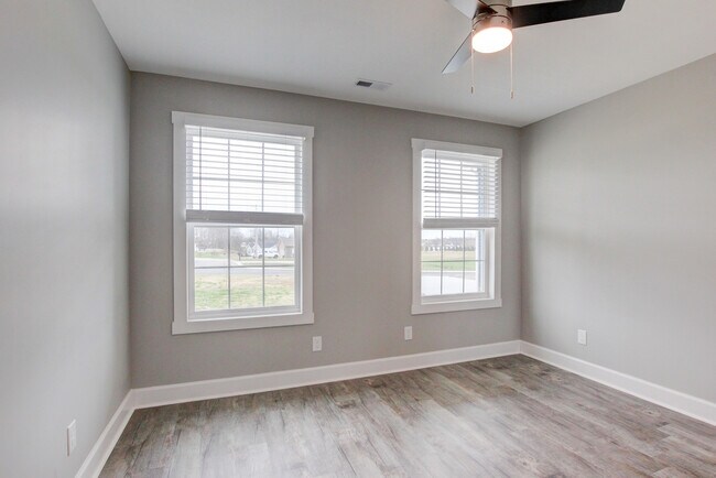 Building Photo - 127 Riverbend Dr