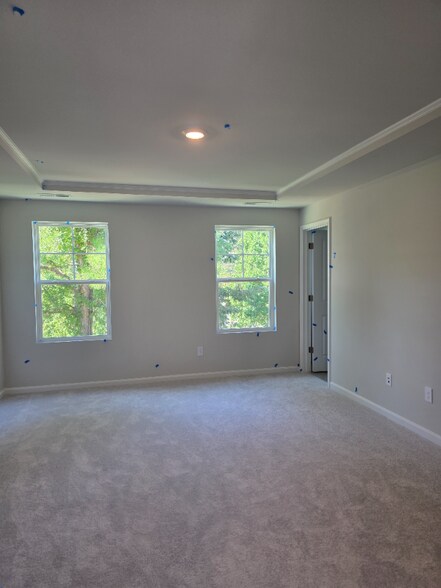 Building Photo - 176 Paramount Dr