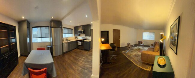 Building Photo - Turnkey Top-Floor Living in Gated Community Near City Park, Dining & Hospitals