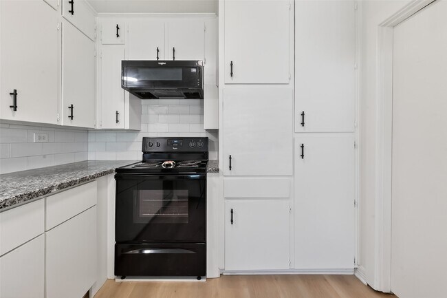 Building Photo - 729 Loggins Dr