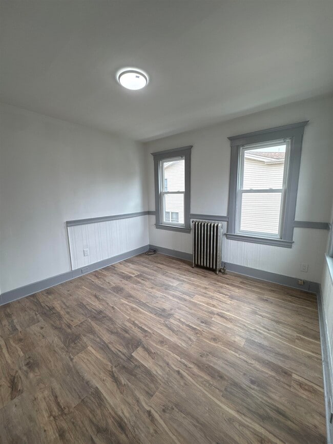 Building Photo - 47 Vreeland Ave