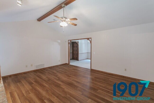 Building Photo - Three-Bedroom Home in Moore Schools