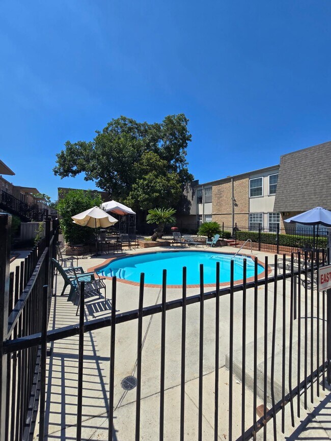 Building Photo - 5550 N Braeswood Blvd