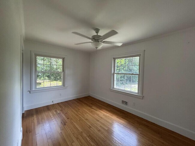 Building Photo - 203 Oak Leaf Dr