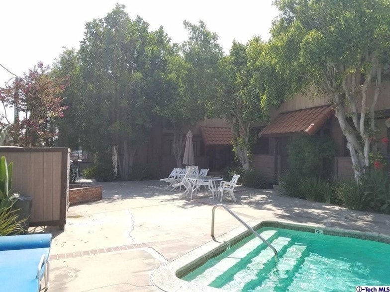Overlooking Pool/Spa - 9414 Moonbeam Ave